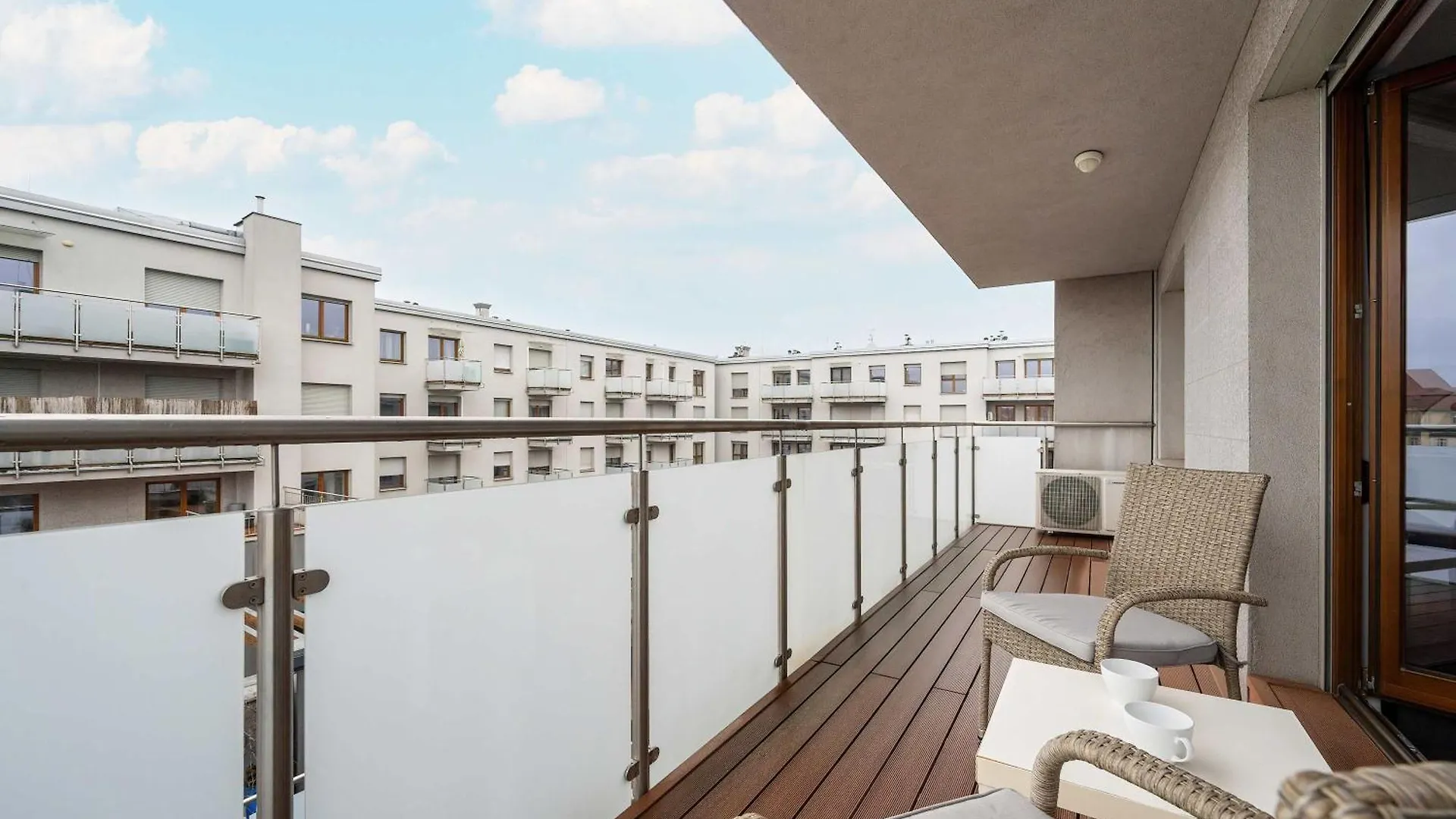 Nowoczesny Apartament Blisko Rzeki We Wroclawiu Z Biurkiem I Parkingiem By Noclegi Renters Polen